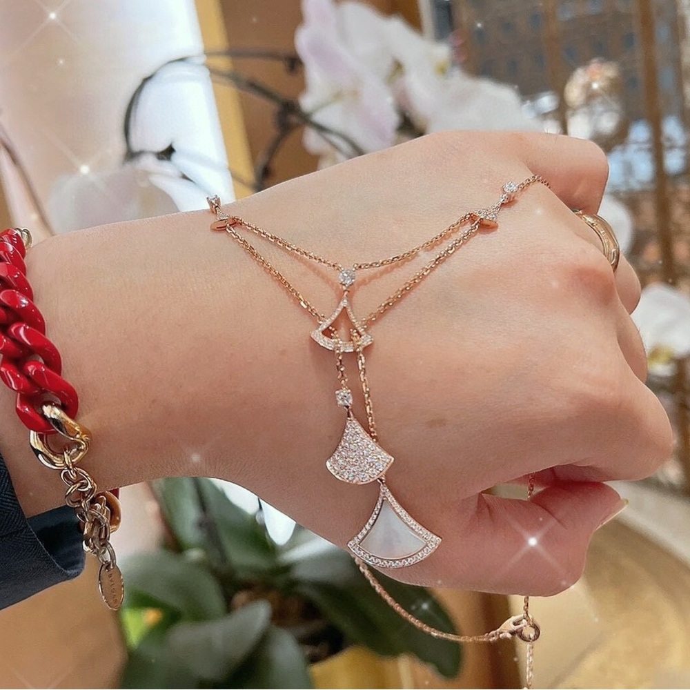 Elegant Rose Gold Necklace with Crystal Accents - Picture 3 of 5